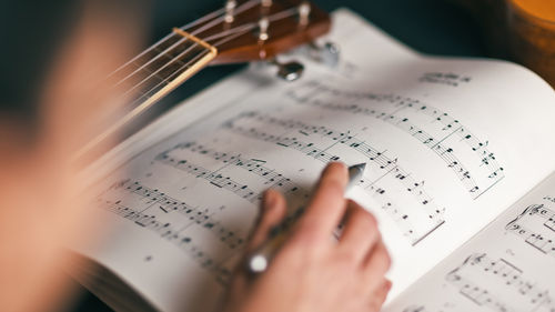 Théorie musicale: 7 astuces pour mieux composer sa musique (sans solfège)