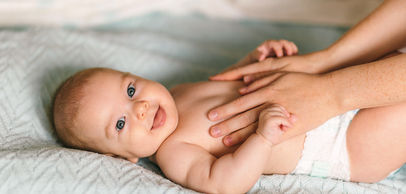 Massage bébé à la boule de pâte