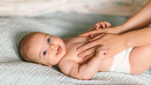 Massage bébé à la boule de pâte
